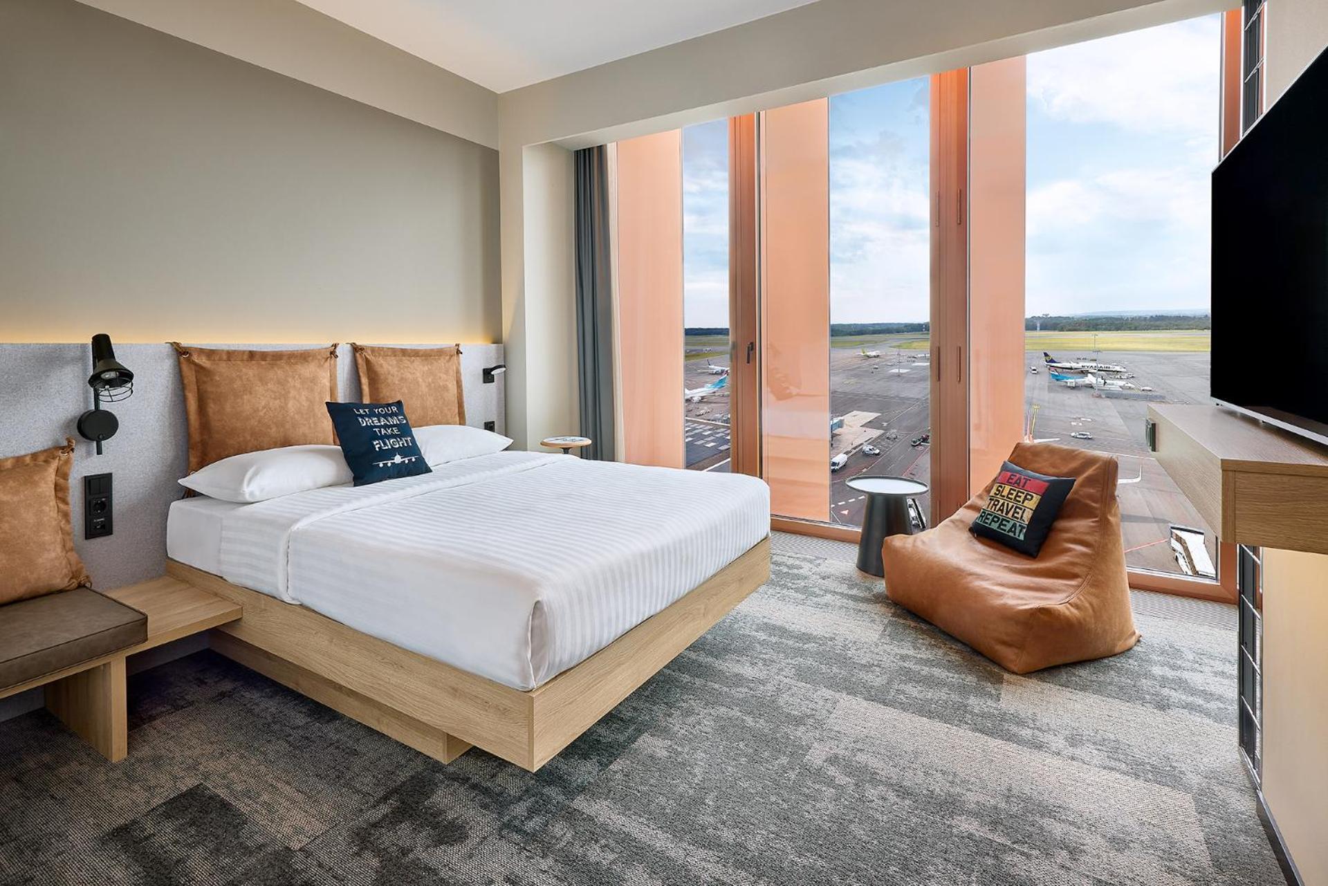 Moxy Luxembourg Airport Hotel Niederanven Buitenkant foto