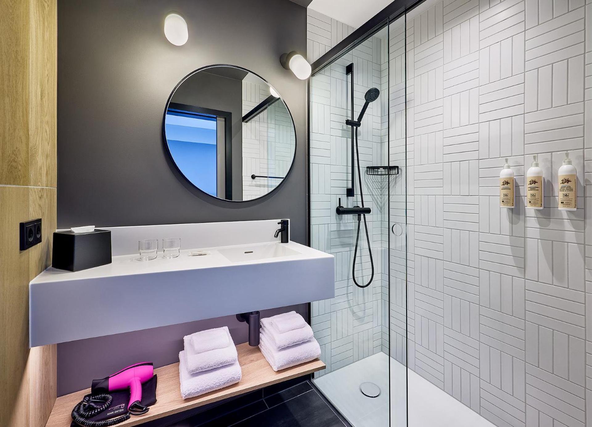 Moxy Luxembourg Airport Hotel Niederanven Buitenkant foto