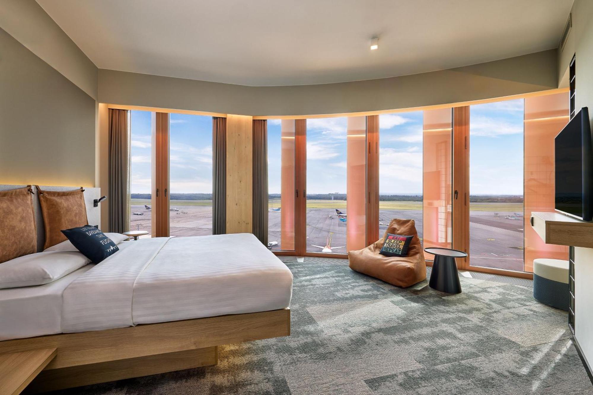 Moxy Luxembourg Airport Hotel Niederanven Buitenkant foto