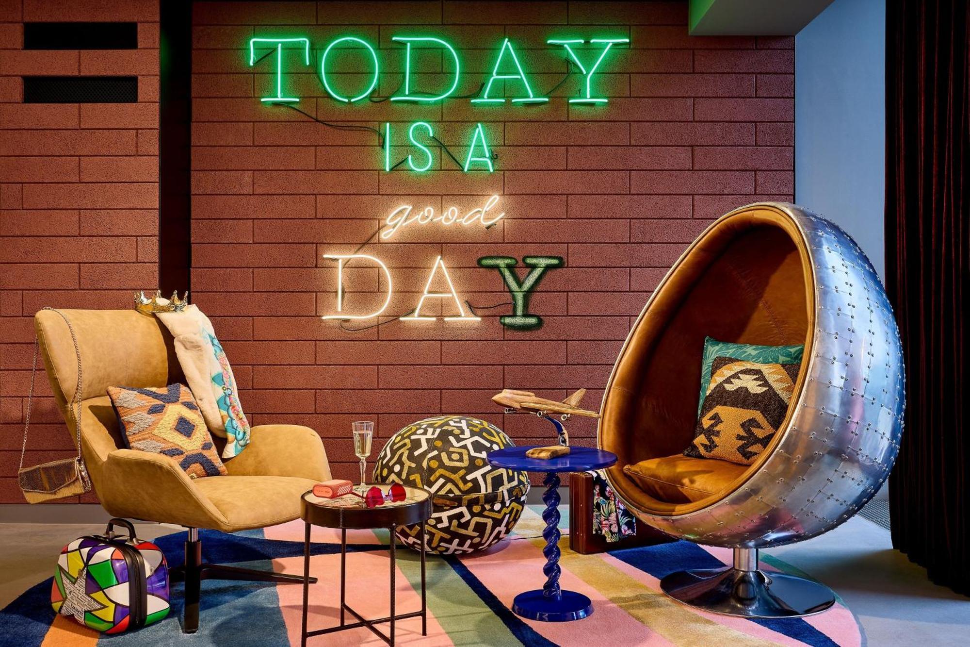 Moxy Luxembourg Airport Hotel Niederanven Buitenkant foto