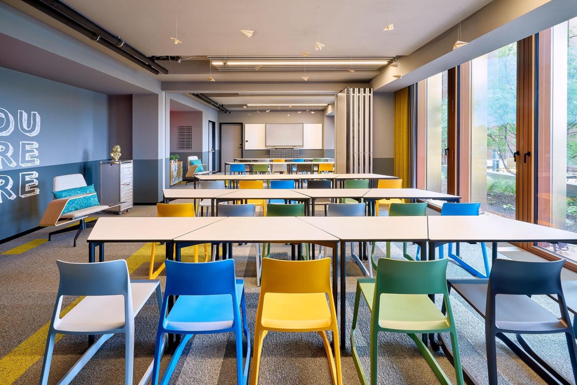 Moxy Luxembourg Airport Hotel Niederanven Buitenkant foto