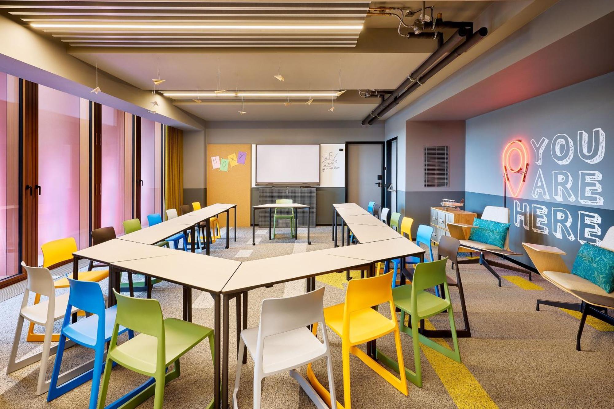 Moxy Luxembourg Airport Hotel Niederanven Buitenkant foto
