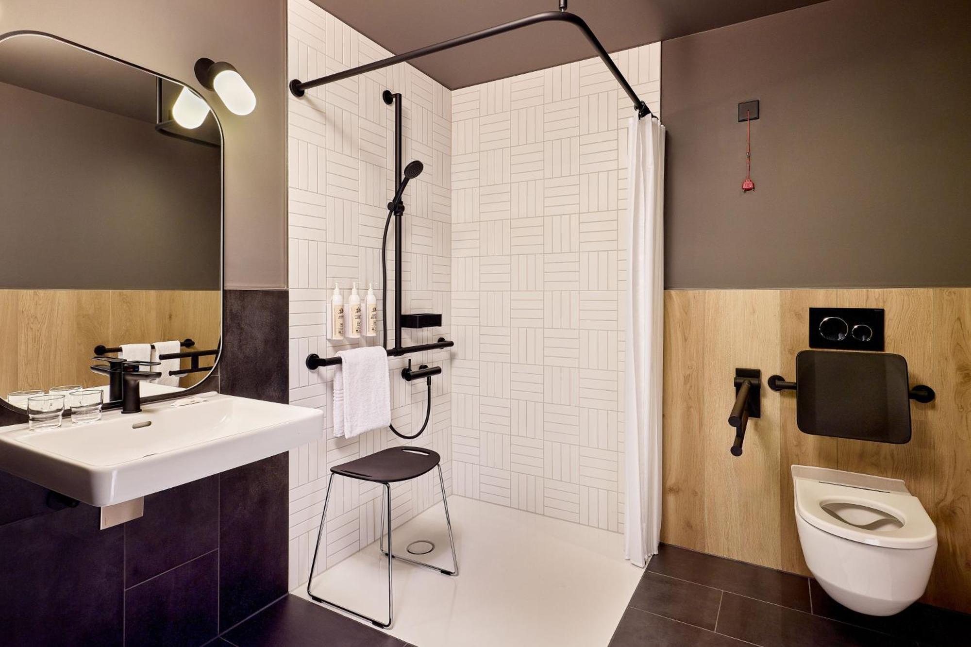Moxy Luxembourg Airport Hotel Niederanven Buitenkant foto