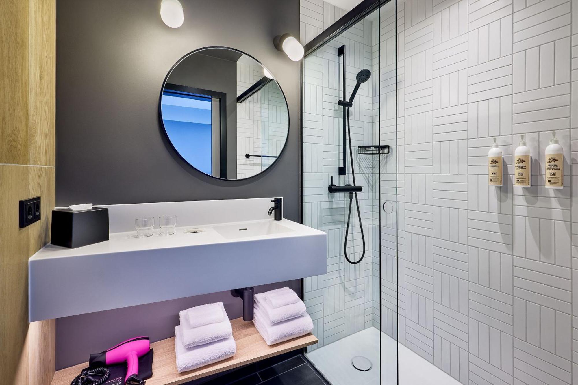 Moxy Luxembourg Airport Hotel Niederanven Buitenkant foto